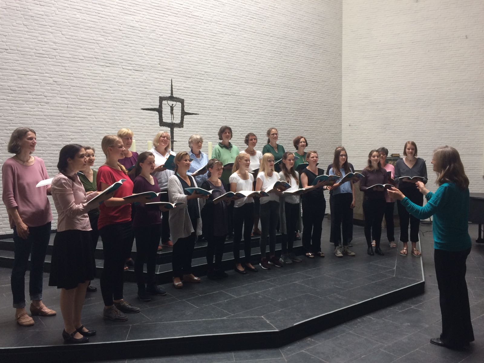 Gruppenbild des Projektchors Woman's Voice des Johann-Sebastian-Bach-Chors in der Ansgarkirche Hamburg Othmarschenoice des Johann-Sebastian-Bach-Chors